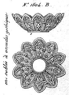 Das Hauptmotiv, Stern und Kleeblatt (?) auf Sablée in einem gotischen Spitzbogen, ist eine Abwandlung von Motiven, die von Baccarat und St.