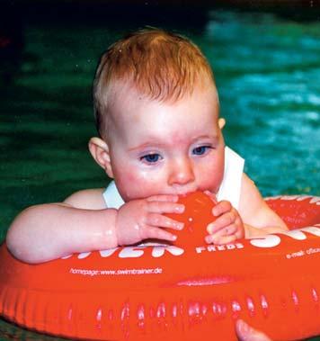 Familie VHS - Programm Eltern-Kind-Angebote Baby-Schwimmen Babyschwimmen ist ein Angebot an Eltern, die mit ihren Babys die Schwerelosigkeit des warmen Wassers erleben und erfahren wollen.