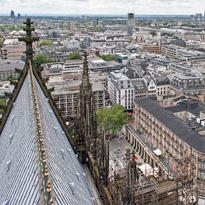 x Domführung auf dem Kölner Dom Die Dächer Mit der Führung wird die spannende Baugeschichte des Domes lebendig.