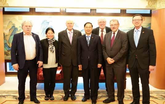 HanBao Veranstaltungen ADCG mit Präsident Kurt Karst (3.v.l.) trifft Botschafter SHI Mingde (4.v.l.) Zusammen stärker Arbeitsgemeinschaft deutscher China-Gesellschaften gegründet Foto: F.