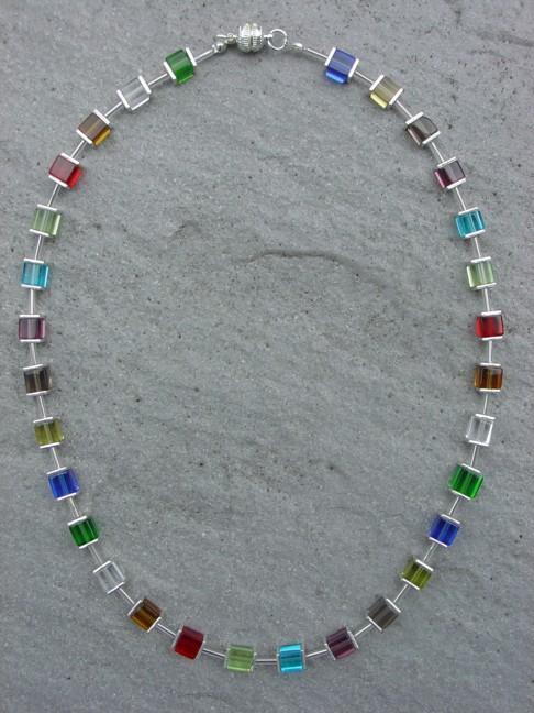 Silbria Glaswürfel in den unterschiedlichsten Farben, eingefasst mit silberfarbenen Metallplättchen und