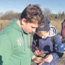 Im Rahmen des angelegten Waldtagebuches gingen die Schülerinnen und Schüler auf die Suche nach jahreszeitlichen Entwicklungsstadien der Bäume, buddelten nach Schnecken, Würmern und Insekten und
