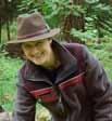 Deshalb ist es spannend, einmal genau hinzusehen und mit der zertifizierten Waldpädagogin Katrin Riedel auf Spurensuche zu gehen: Abgenagte Fichtenzapfen, Trittsiegel im Heidesand Katrin Riedel