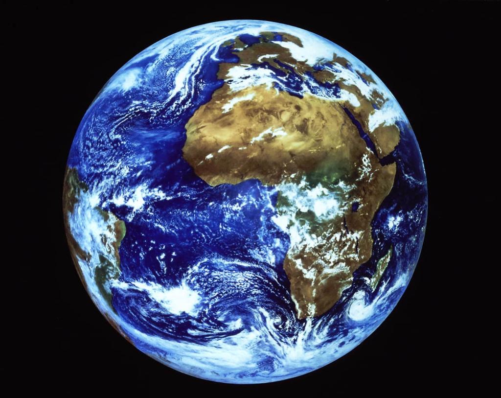Schema der globalen Energieflüsse in der Atmosphäre (Wm -2 ) Die Erde im sichtbaren Licht Albedo ausgewählter Oberflächen Untergrund Albedo Untergrund Albedo Sand trocken 30-5% Wasseroberfläche -95%