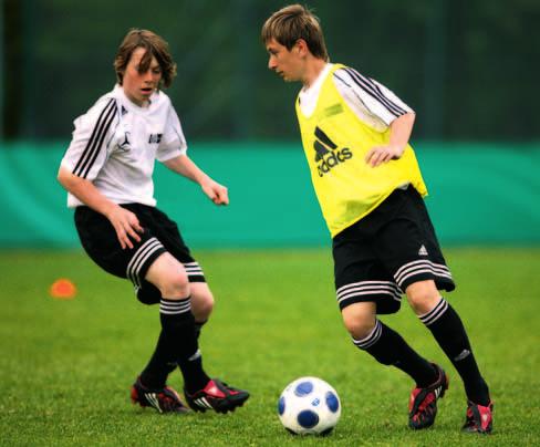 Hier deckt der Dribbelnde den Ball geschickt mit dem Körper ab und löst den Blick vom Ball!