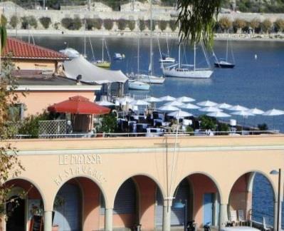 Abschieds-Lunch im Hafen Villefranche Wunderschön in der Bucht des kleinen Fischerdorfs Villefranche