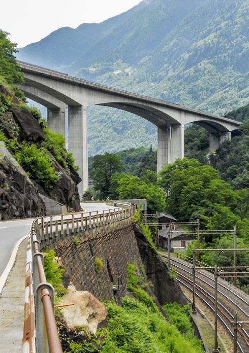 TEC21 32 33/2015 Wie die Alpentransversale das Tessin verändert 25 Foto: Lukas Denzler Verkehrslandschaft Leventina: Kantonsstrasse, Autobahn und Eisenbahn