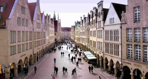 In Münster gibt es viel zu entdecken. Hier einige Beispiele: Rathaus und Altstadt Die Häuser, Kirchen und Plätze in der Altstadt erzählen viele Geschichten.