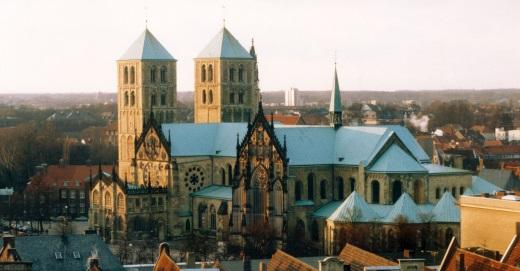 Der Platz mit den Giebelhäusern und Bogengängen ist noch immer das Zentrum Münsters. Hier steht das wichtigste Gebäude der Stadt: Das Rathaus mit dem Friedenssaal.