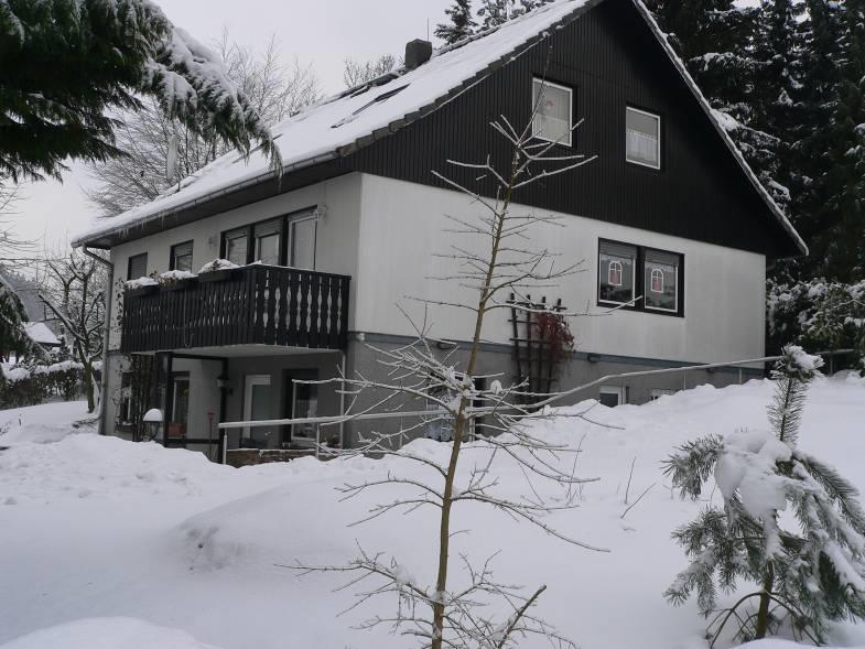 Lage des Hauses: Die Wohngruppe lebt in einem renovierten Einfamilienhaus mit drei bewohnbaren Etagen. Es liegt in mitten dörflicher Umgebung in Sievershausen.