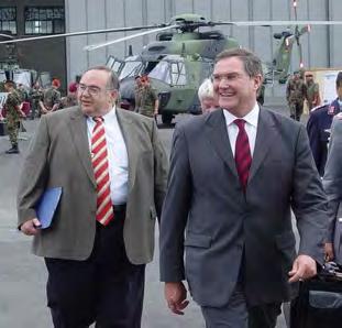 weiter von links: Generalinspekteur der Bundeswehr General Wolfgang Schneiderhan mit Bürgermeister Karl-Wilhelm Lange im