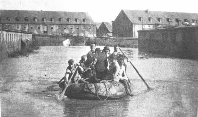 Schlauchboot-Einsatz im Barackenlager während des Eder-Hochwassers nach dem