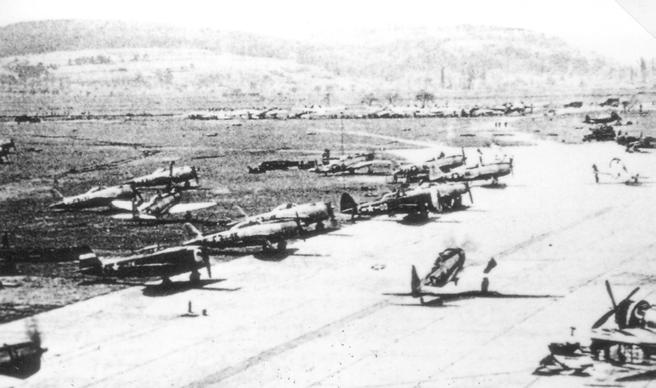 Im Westteil des Platzes abgestellte und rollende amerikanische P 47