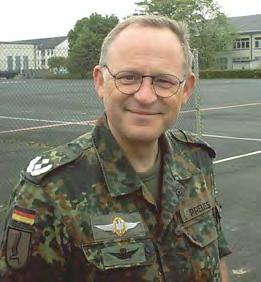 Kurzbiographie des Verfassers Oberstleutnant a. D. Jürgen Preuß wurde 1948 in Schleswig geboren und trat nach dem Abitur 1968 als Offizieranwärter in die Bundeswehr ein.