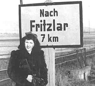 Linkes Foto: Elisabeth Liz Wendel/ Matherne in Ungedanken an der Bahnstrecke nach Fritzlar.