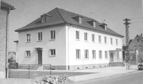 In der Waberner Straße wird 1954 ein französisches Foyer de Garnison als Betreuungseinrichtung für die französischen Soldaten des Standortes mit Gastwirtschaft und Kino gebaut.