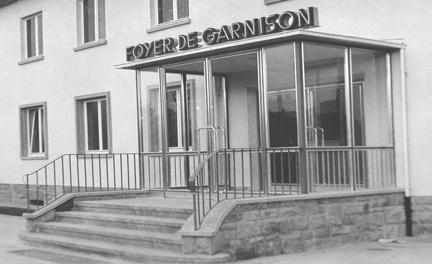 Französische Offiziere besuchten solche nüchternen Zweckbauten der 50er- Jahre grundsätzlich nicht, sondern bevorzugten eher Kasinos mit exklusiver Atmosphäre, vermutlich das noch heute als