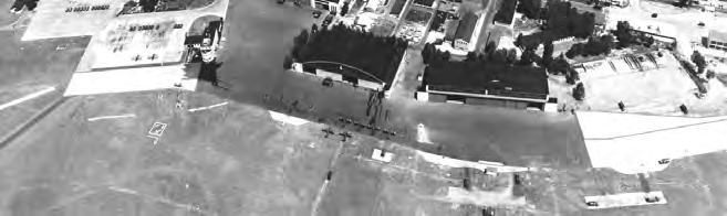Das untere Foto ist etwa 1964 von einer Luftbildbesatzung der Staffel 2 aufgenommen worden. Die Hallen 1, 2 und 6 fehlen, ihre Betonböden sind deutlich zu erkennen.