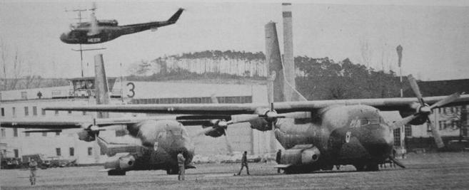 Transporter (oben) unter sich: 2 Transall und eine UH 1D vor Halle 3 Amerikanische A 10 Thunderbolt -Erdkampfflugzeuge waren in