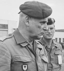General Wolfgang Altenburg (links), Generalinspekteur der Bundeswehr und später Vorsitzender des NATO-Militärausschuss