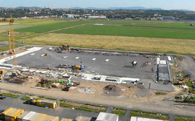 Im Sommer 2006 beginnen die Baumaßnahmen für die Neubauten zweier gewaltiger Flugzeughallen, 8a und 8b, im Südbereich des Flugplatzes.