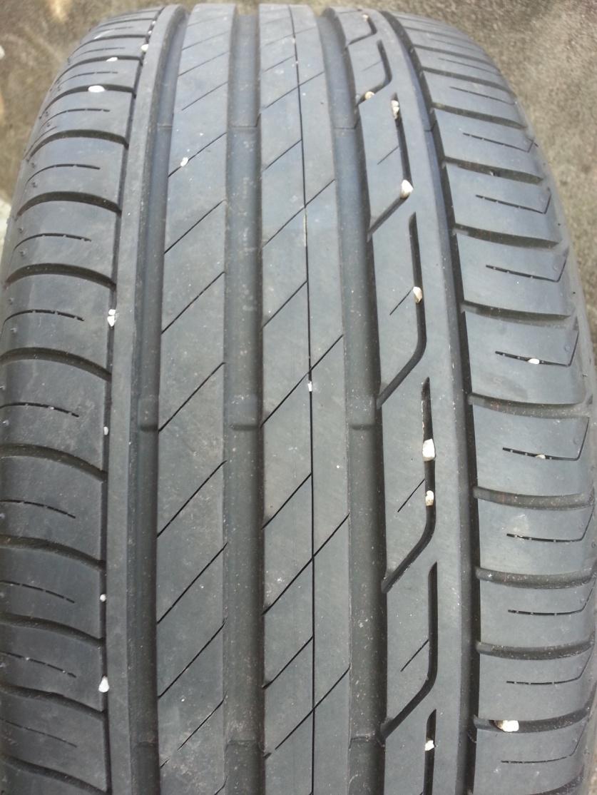 unabhängig der Mindestprofiltiefe beanstandet werden. Wie erkenne ich, dass der Reifen abgefahren ist? In den Längsrillen hat es Verschleissanzeigen, die genau 1.6 mm hoch sind.