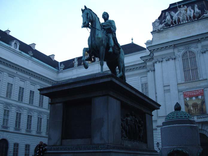Abb. 2: Denkmal von Josef II. am Josefs Platz Die Einführung der deutschen Unterrichtssprache an der Universität Wien Josef II.