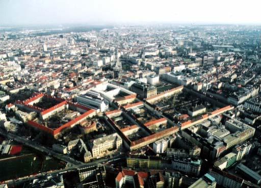 Abb. 4 Luftaufnahme von Wien mit dem Universitätscampus, erkennbar an den charakteristischen, lang gestreckten, Höfen umschließenden
