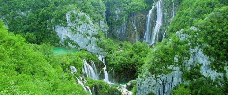 Wasserfall-Landschaft der Plitvicer Seen, die schon 1979 als eines der ersten