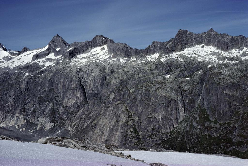 Kapitel 2 Das Weltnaturerbe Jungfrau-Aletsch-Bietschhorn und seine Region grösste Höhe erreichte die Eiskuppe mit 2800 m ü.m. über dem Obergoms.