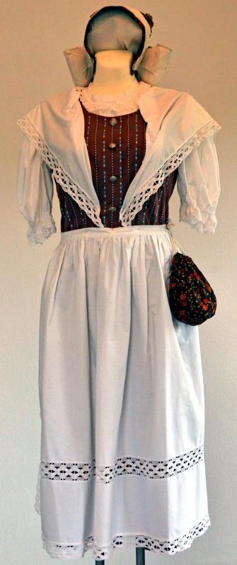 Festtracht aus dem Riesengebirge Festtage - wie Hochzeiten und Taufen- waren immer Tage in Tracht. Dem Anlass entsprechend aufwendig wurde die Kleidung gefertigt.