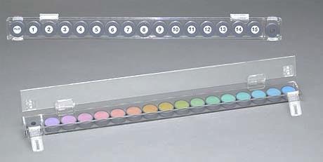Grundlagen 33 der Farnsworth-Munsell-100-Hue-Test (Abb. 24) der 28-Hue-Test nach Roth (Lachenmayr B., 2006). Abb. 23: Panel D-15-Test ("Colour vision test," 2004) Abb.