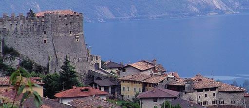 Canale di, uno dei 100 borghi più belli d Italia, con case di pietra grigia collegate dai volt tipicamente trentini.
