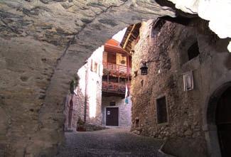 kennenzulernen, erwartet Sie im mittelalterlichen Dorf Canale di, einem der 100 schönsten Dörfer Italiens, mit Häusern aus grauen Steinen, die mit typischen