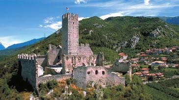 In der Burg erwartet Sie eine Führung Entdecken Sie die Geschichte und die Legenden der alten Burgen von Arco und Drena.