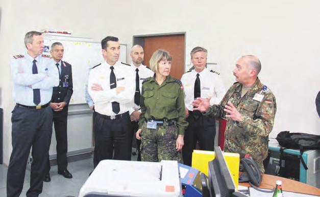 General Bydén ließ sich darüber hinaus in die Arbeitsweise des interministeriell besetzten Nationalen Lage- und Führungszentrum Sicherheit im Luftraum einweisen.