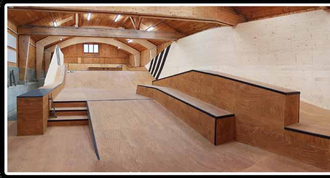 Meiringen - Skatepark Haslital Indoor Skatepark mit Minirampe im Boden versenkt und Street Bereich mit durchgehendem Flat (keine Übergangsbleche).