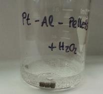 Abb. 4 KI+H2O2 (6%), FeCl3-6H2O+ H2O2 (6%),CuSO4-5H2O + H2O2 (6%), MnO2 + H2O2 (6%), Pt-Al-Pellets + H2O2 (6%), Kartoffel + H2O2 (30%) (von links nach rechts).
