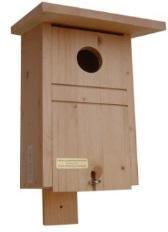 Das Einflugloch von kann mit dem beigelegtem Reduzierring auf 27 mm verkleinert werden um verschiedenen Vogelarten einen Nistplatz zu bieten.