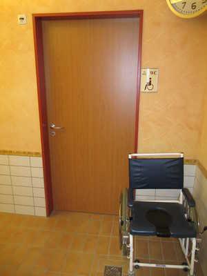 Behinderung WC für Menschen mit Behinderung Dusche Bedienelemente und Technik Notruf vorhanden.