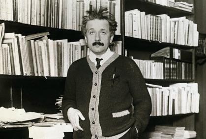 Allgemeine Relativitätstheorie Postulat des Äquivalenzprinzips: Einstein: glücklichster Gedanke in meinem Leben : ein frei-fallender Beobachter befindet sich in Ruhe relativ zu allen (auch