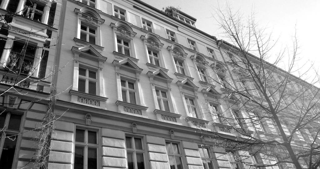 3.4 Architektonischen und Städtebaulichen Werthaltigkeit Die noch bestehenden Kastenfenster verleihen durch Ihre 2-Schichtigkeit vielen historischen Berliner Fassaden eine