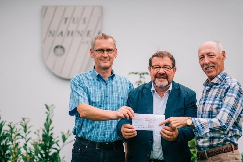 News aus dem Bezirk Weser-Ems Besondere Ehrung erfreuten die Mitglieder des TuS Nahne Die Egidius-Braun-Stiftung des DFB schickte einen Scheck über 500 zur Unterstützung der ehrenvollen Aufgabe bei