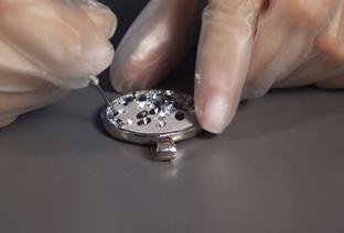 3 Die Kristalle mit einem Vakuumsauger, einer Pinzette oder einem Wachsstift aufnehmen. Die Kristalle vorsichtig platzieren und sanft in das Ceralun drücken.