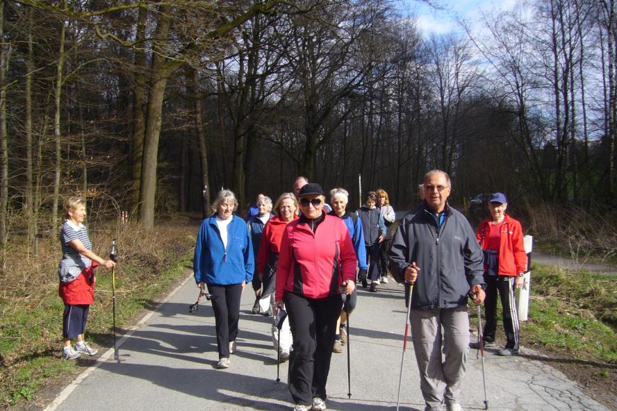 Nordic Walking Beteiligung am Nordic Walking-Training ist witterungsbedingt und abhängig von der Jahreszeit schwankend, aber in der Regel gut.