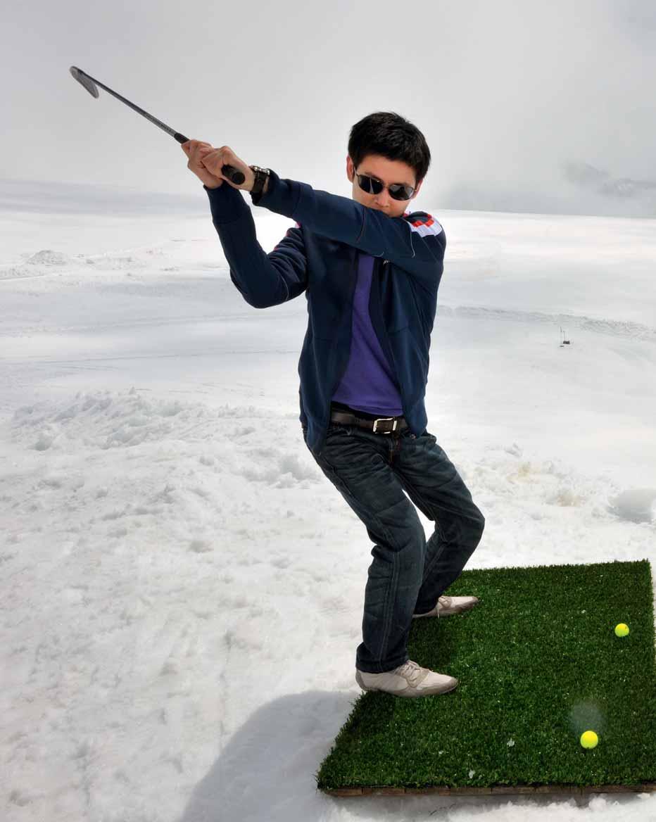 4 Augenblick Pol s Position: Die Schweiz im März Nein, ein richtiger Golfplatz wird auf dem Jungfraujoch nie entstehen. Zum Glück oder schade, je nach Standpunkt und persönlicher Präferenz.