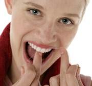 Zahnseide ist der nützlichste Helfer der Mundhygiene und ist besonders bei eng stehenden Zähnen geeignet. Sie sollten sie möglichst täglich nach der letzten Mahlzeit verwenden.