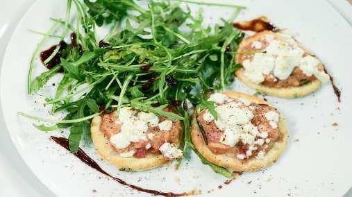 Vorspeise: Überbackene Feigen mit Rucola und reduziertem Balsamico von Julian Urban 100 g gewürfelter Speck 100 g Rucola 6 frische Feigen 1 Zweig Rosmarin 100 g Mehl 1 Ei 150 g Butter 100 g