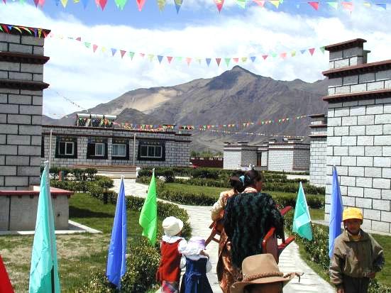 Das Dorf besteht aus vierzehn Familienhäusern und bietet 110 Kindern ein neues liebevolles Zuhause.