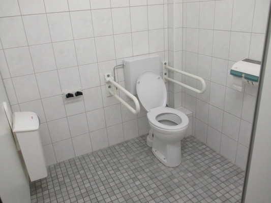Bewegungsfläche rechts neben dem WC - Tiefe: 65 cm Bewegungsfläche vor dem WC - Breite: 185 cm Bewegungsfläche vor dem WC - Tiefe: 78 cm Höhe des Toilettensitzes (ohne Deckel): 52 cm Haltegriff links